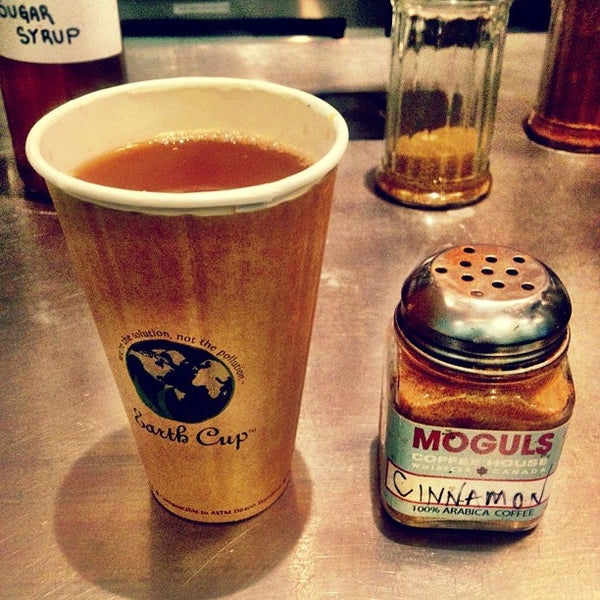 Foto tomada en Moguls Coffee House  por Carolyn C. el 4/29/2012
