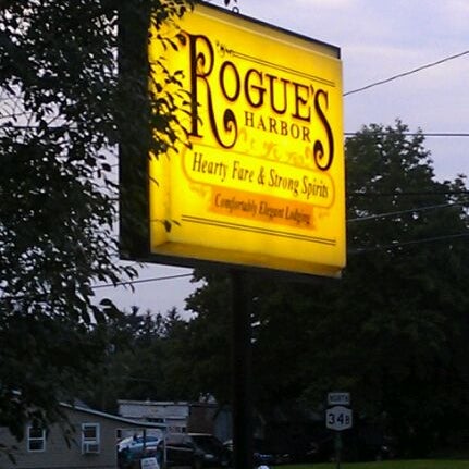 Photo taken at Rogues&#39; Harbor Inn, Restaurant &amp; Brewing by Greg H. on 8/20/2011