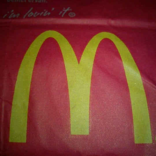 รูปภาพถ่ายที่ McDonald&#39;s โดย Machiel V. เมื่อ 11/22/2011