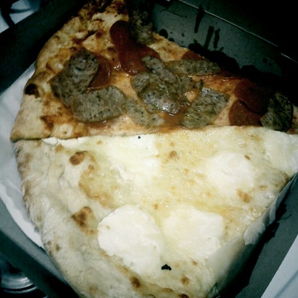 Foto tirada no(a) Mimi&#39;s Pizza Kitchen por D em 8/22/2012