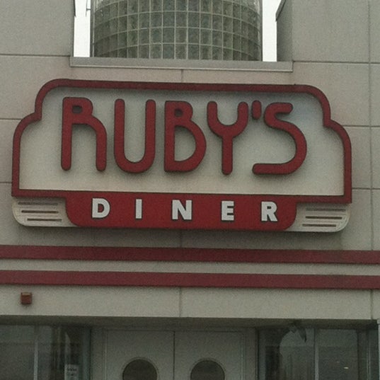 Foto diambil di Ruby&#39;s Diner oleh Chris M. pada 5/4/2012