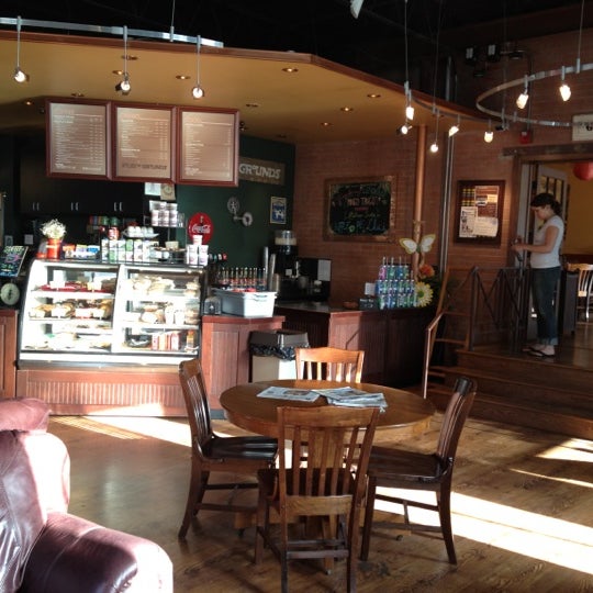 6/1/2012 tarihinde Kevin C.ziyaretçi tarafından Solid Grounds Coffee House'de çekilen fotoğraf
