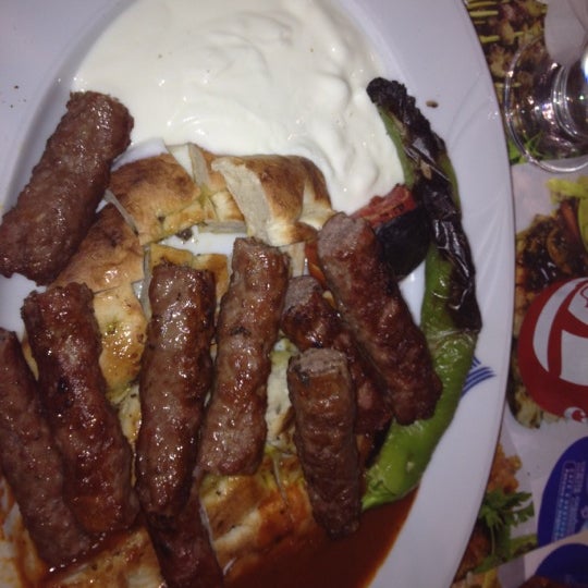Das Foto wurde bei Tepe Tesisleri Cafe Restaurant Kır Düğün Salonu von Ebru am 8/17/2012 aufgenommen