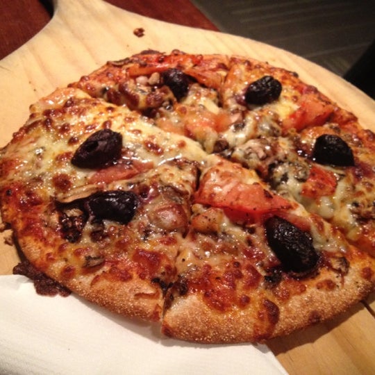 Пицца виктория. Пицца на черном тесте. Hell pizza. Адская пицца. Пицца рулетка.