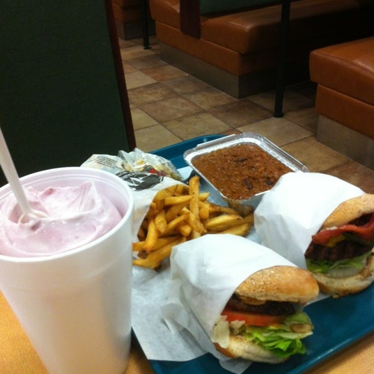 Das Foto wurde bei JCW&#39;s The Burger Boys von Travis C. am 5/24/2012 aufgenommen