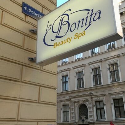 Снимок сделан в La Bonita Beauty Spa пользователем Chris T. 4/28/2012