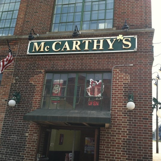 รูปภาพถ่ายที่ McCarthy&#39;s Downtown โดย Alexander R. เมื่อ 7/14/2012