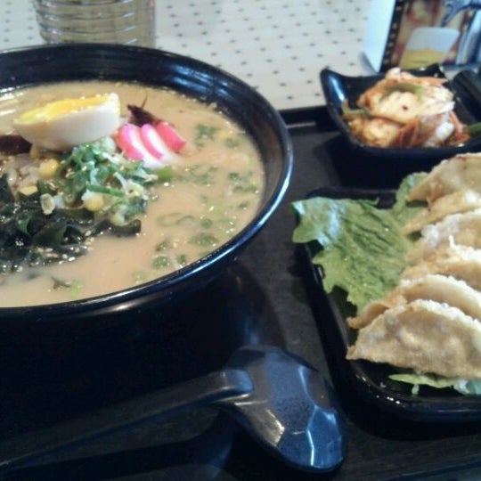 Снимок сделан в Sushi 88 &amp; Ramen пользователем Cong Y. 2/25/2012