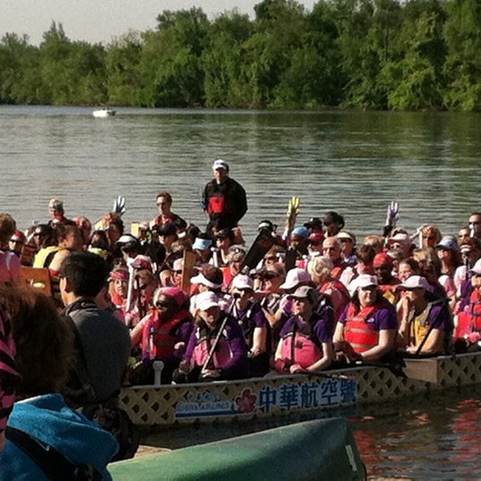Снимок сделан в Thompson Boat Center пользователем Wanda (LJ) M. 5/19/2012