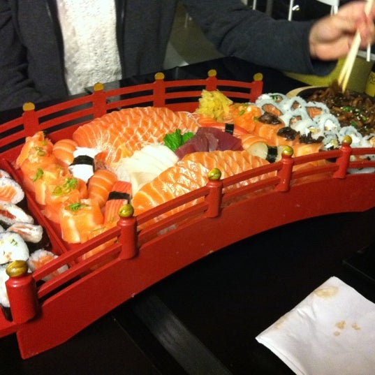 รูปภาพถ่ายที่ Hadouken Sushi Bar โดย Mariana A. เมื่อ 10/13/2011
