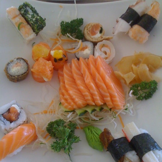 รูปภาพถ่ายที่ Taiko Sushi Bar โดย Denise G. เมื่อ 8/31/2011