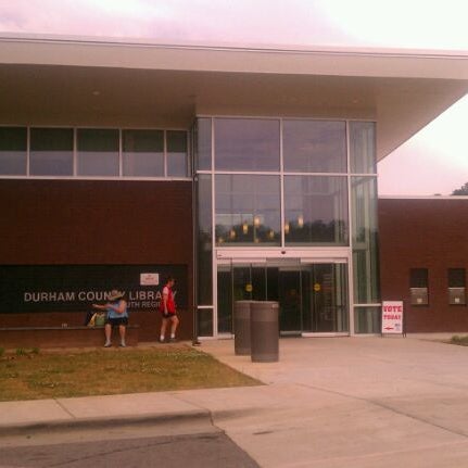 Foto tirada no(a) Durham County Library - South Regional por SPENCE C. em 5/4/2012