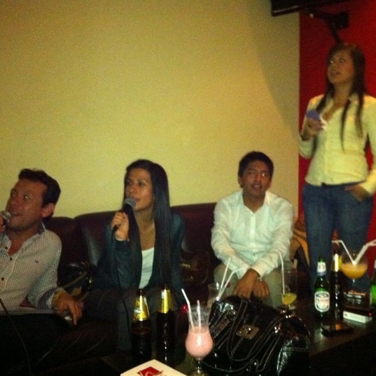 รูปภาพถ่ายที่ Haus Karaoke Bar &amp; Boxes โดย Roberto Q. เมื่อ 5/25/2011