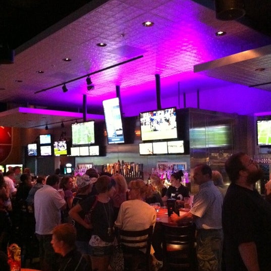 Photo taken at Glory Days Grill by Roger P. on 8/19/2011
