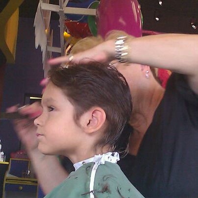 Снимок сделан в Snip-its Haircuts for Kids пользователем Maria S. 8/30/2011