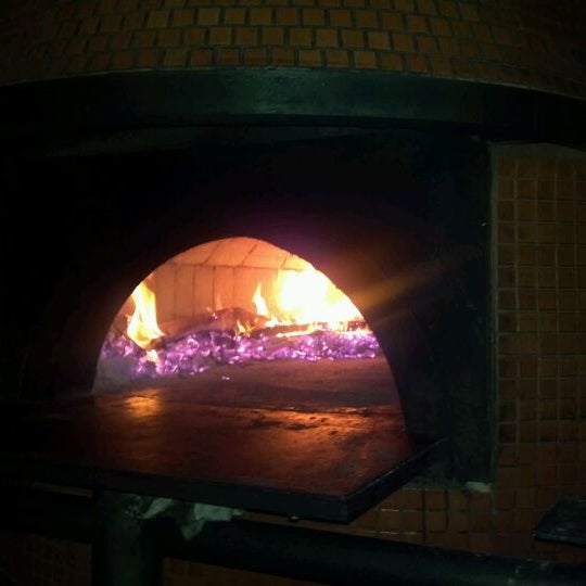 Das Foto wurde bei Vesta Wood Fired Pizza &amp; Bar von Paul V. am 5/22/2012 aufgenommen