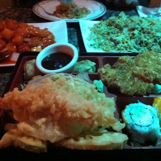 12/23/2010 tarihinde Elaine S.ziyaretçi tarafından Eastland Sushi &amp; Asian Cuisine'de çekilen fotoğraf