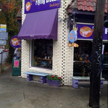 Foto tirada no(a) The Flying Biscuit Cafe por Steve J. em 11/20/2011