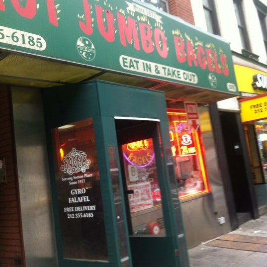 Foto tirada no(a) NY Jumbo Bagels por Sam S. em 5/3/2012