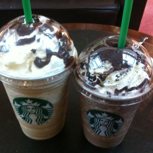 รูปภาพถ่ายที่ Starbucks โดย Sara A. เมื่อ 7/30/2012