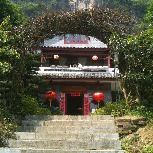 Photo taken at Yangshuo Mountain Retreat by Chris V. on 4/19/2011