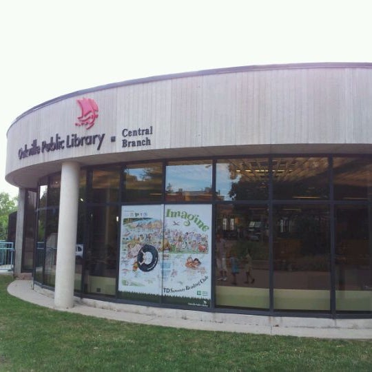 Oakville Public Library (Central Branch) Oakville'de Kütüphane