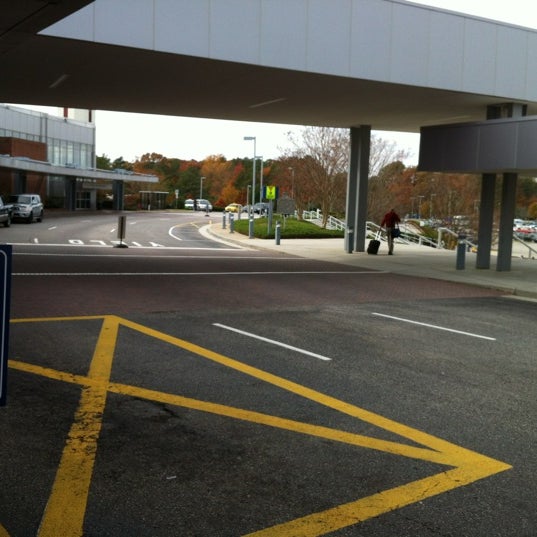 รูปภาพถ่ายที่ Newport News/Williamsburg International Airport (PHF) โดย Aptdoctor เมื่อ 11/15/2011