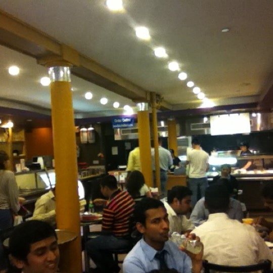 Снимок сделан в Bombay&#39;s Indian Restaurant пользователем Philip B. 7/28/2011