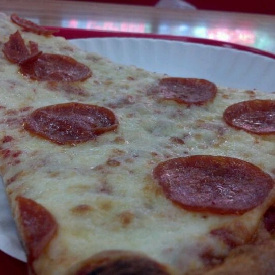 5/12/2012 tarihinde Carolyne N.ziyaretçi tarafından Famous Original Ray&#39;s Pizza'de çekilen fotoğraf