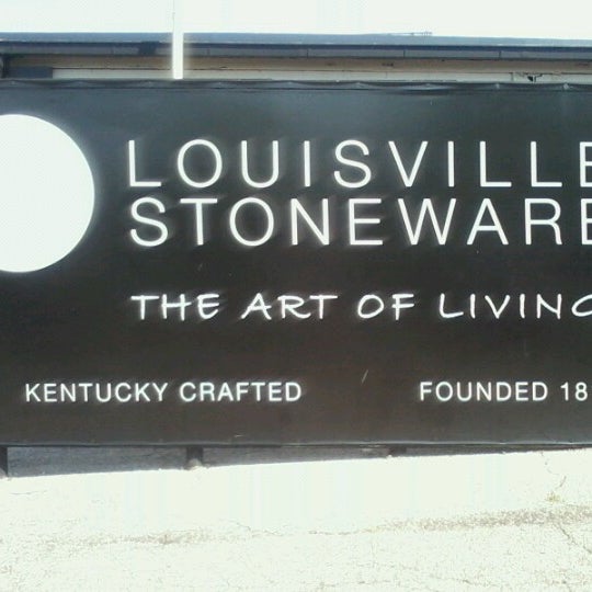 Das Foto wurde bei Louisville Stoneware von Lyndsay B. am 6/18/2012 aufgenommen