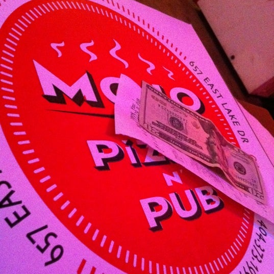 Foto tirada no(a) Mojo Pizza n&#39; Pub por Andie B. em 1/1/2012