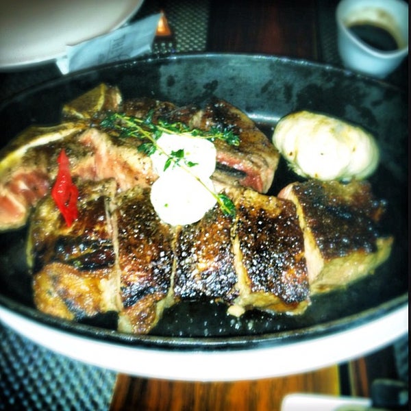 รูปภาพถ่ายที่ BLT Steak โดย Pork D. เมื่อ 8/5/2012