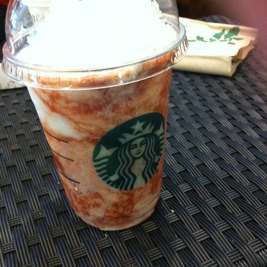 Foto tomada en Starbucks  por Nikolas K. el 9/4/2012