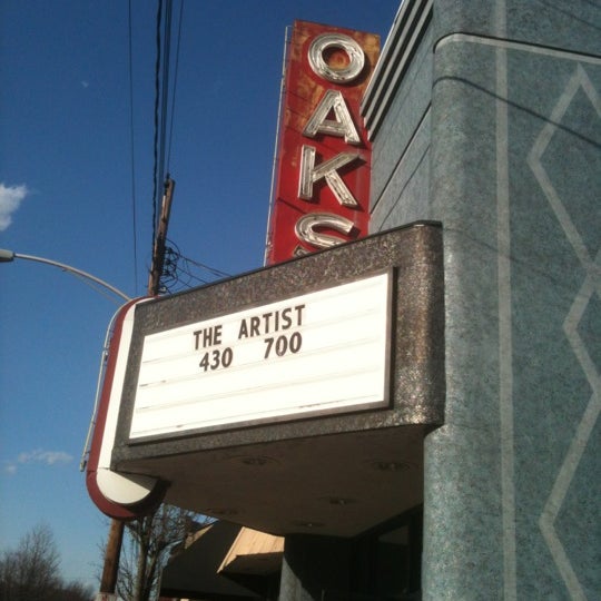 รูปภาพถ่ายที่ The Oaks Theater โดย Alec S. เมื่อ 2/27/2012