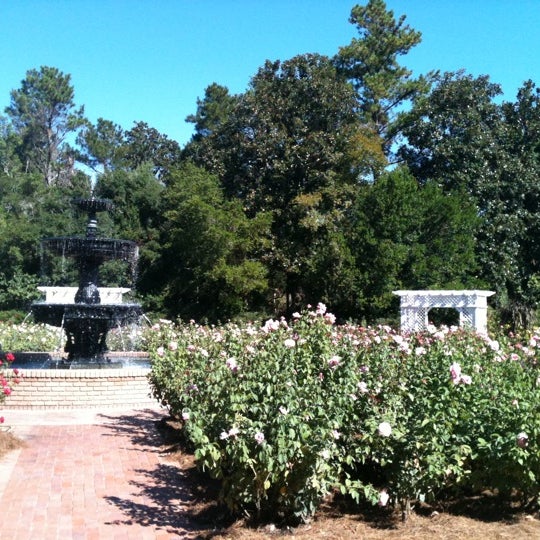 รูปภาพถ่ายที่ Bellingrath Gardens and Home โดย Duc T. เมื่อ 10/16/2011