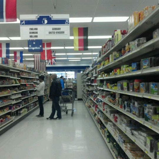 Das Foto wurde bei Global Foods Market von Karen&gt;ArchCityHomes am 2/12/2012 aufgenommen