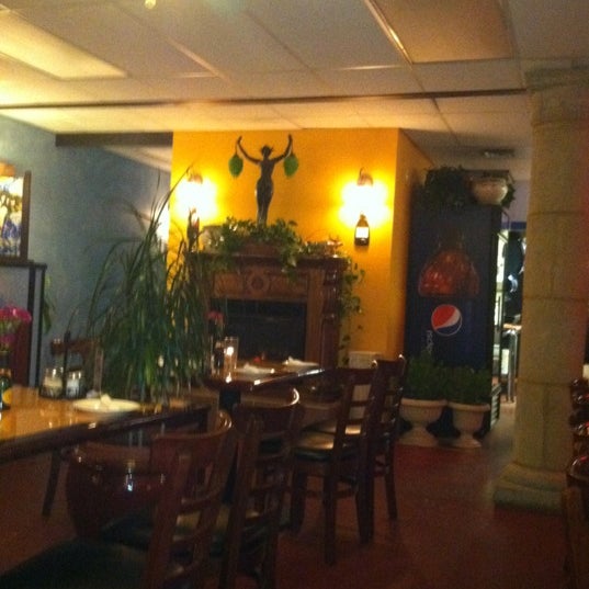 Das Foto wurde bei Opa! Pizza, Greek &amp; Italian Restaurant von Annie M. am 2/18/2012 aufgenommen