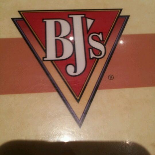 Photo taken at BJ&#39;s Restaurant &amp; Brewhouse by Tony H. on 12/10/2011