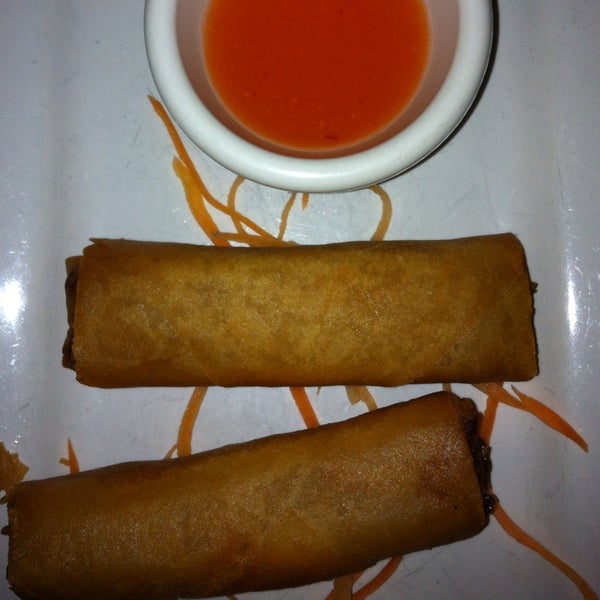 Foto diambil di EAV Thai and Sushi oleh Jennie H. pada 9/1/2012