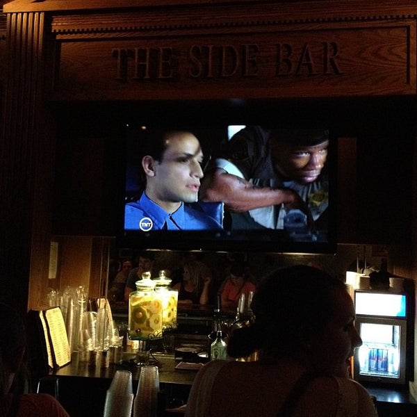 Foto tirada no(a) The Side Bar por Don E. em 5/13/2012