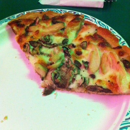 Foto tomada en The Cloverleaf Pizza  por Ed-Tre M. el 11/4/2011