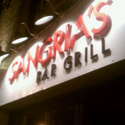 Foto diambil di Sangria&#39;s Bar / Grill / Lounge oleh Antonio pada 2/28/2012