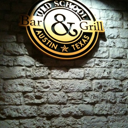 Foto tomada en Old School Bar &amp; Grill  por Derek el 3/10/2012