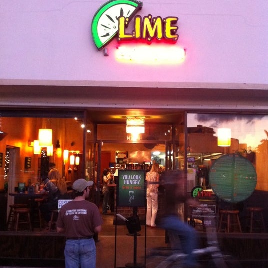 รูปภาพถ่ายที่ Lime Fresh Mexican Grill โดย John H. เมื่อ 1/17/2011