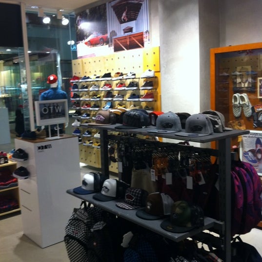vans store jordan creek