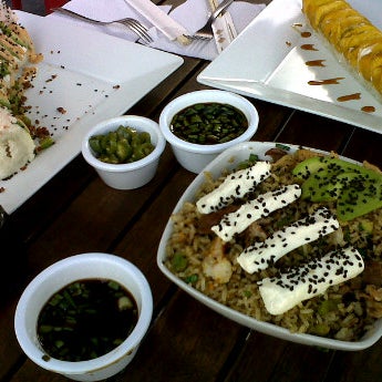 รูปภาพถ่ายที่ The Sushi &amp; Salads, Co โดย Miguel C. เมื่อ 3/10/2012