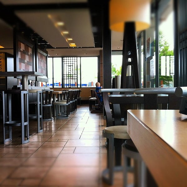 รูปภาพถ่ายที่ McDonald&#39;s โดย Dave D. เมื่อ 5/9/2012