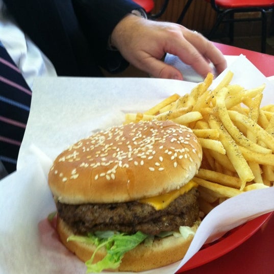 12/29/2011 tarihinde Jason G.ziyaretçi tarafından Burger House - Spring Valley Rd'de çekilen fotoğraf