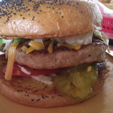 Foto tomada en Chip&#39;s Old Fashioned Hamburgers  por Lindsay G. el 1/20/2012