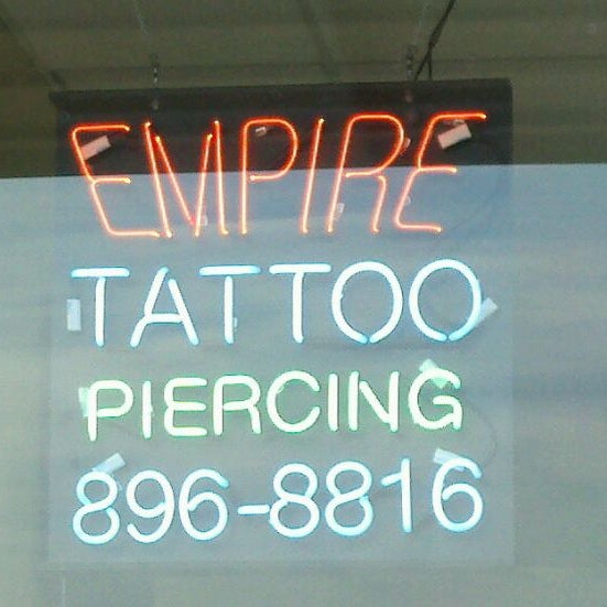 Foto tirada no(a) Empire Tattoo &amp; Piercing Raleigh por Richard B. em 2/8/2012